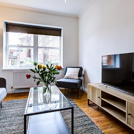 Stylish Two Bedroom Apartment With Free Parking! รอมฟอร์ด ภายนอก รูปภาพ