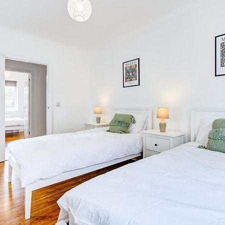 Stylish Two Bedroom Apartment With Free Parking! รอมฟอร์ด ภายนอก รูปภาพ