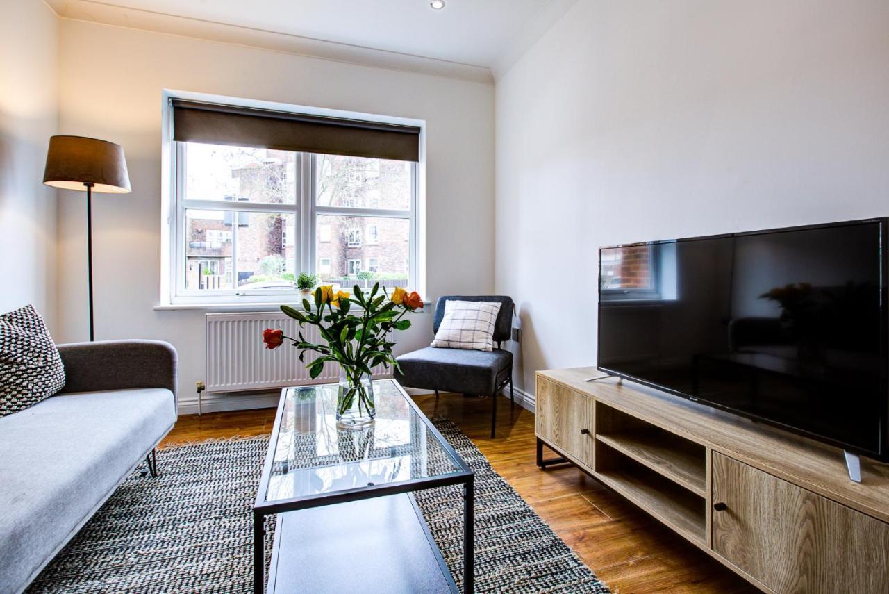 Stylish Two Bedroom Apartment With Free Parking! รอมฟอร์ด ภายนอก รูปภาพ