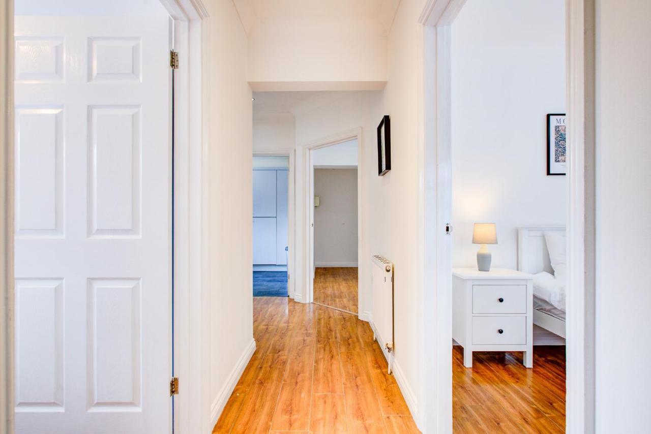Stylish Two Bedroom Apartment With Free Parking! รอมฟอร์ด ภายนอก รูปภาพ