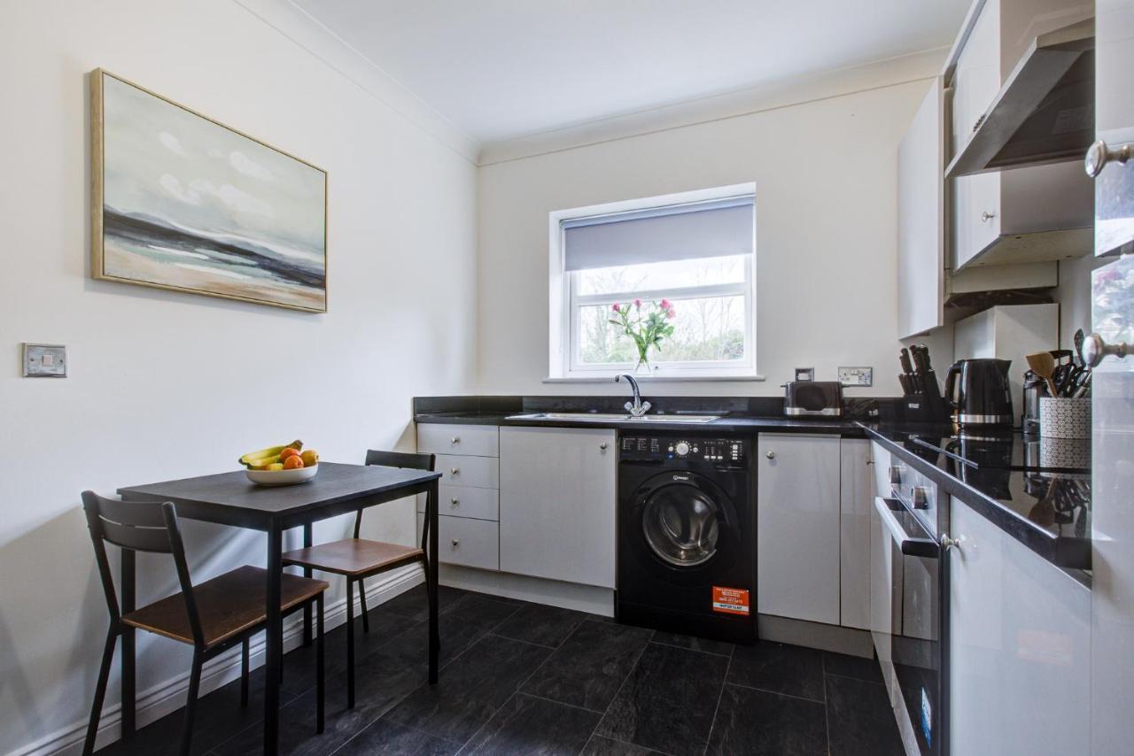 Stylish Two Bedroom Apartment With Free Parking! รอมฟอร์ด ภายนอก รูปภาพ