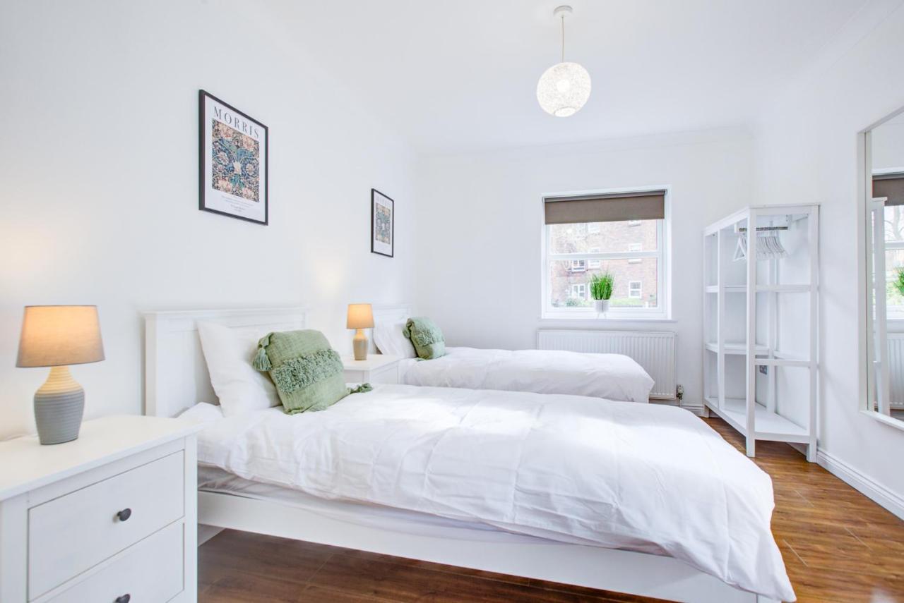 Stylish Two Bedroom Apartment With Free Parking! รอมฟอร์ด ภายนอก รูปภาพ