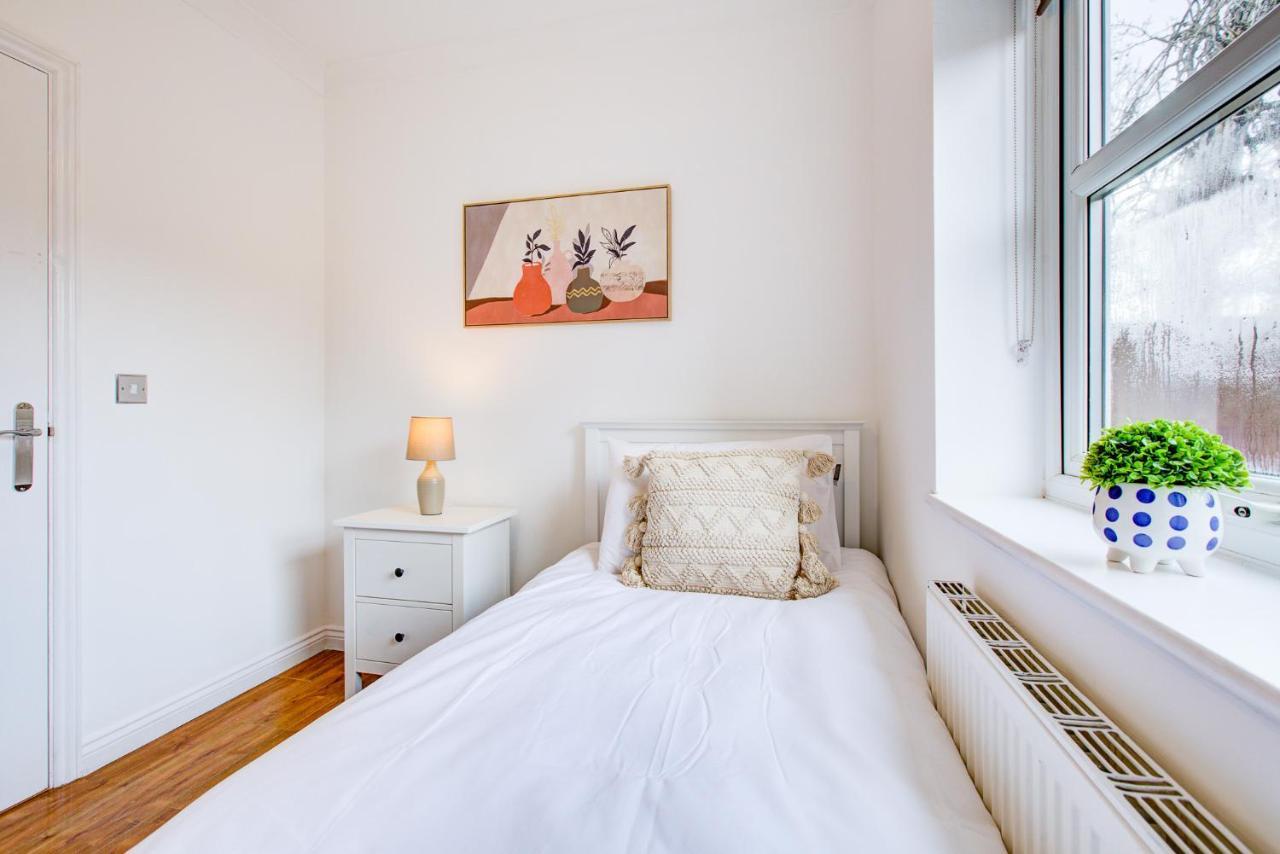Stylish Two Bedroom Apartment With Free Parking! รอมฟอร์ด ภายนอก รูปภาพ