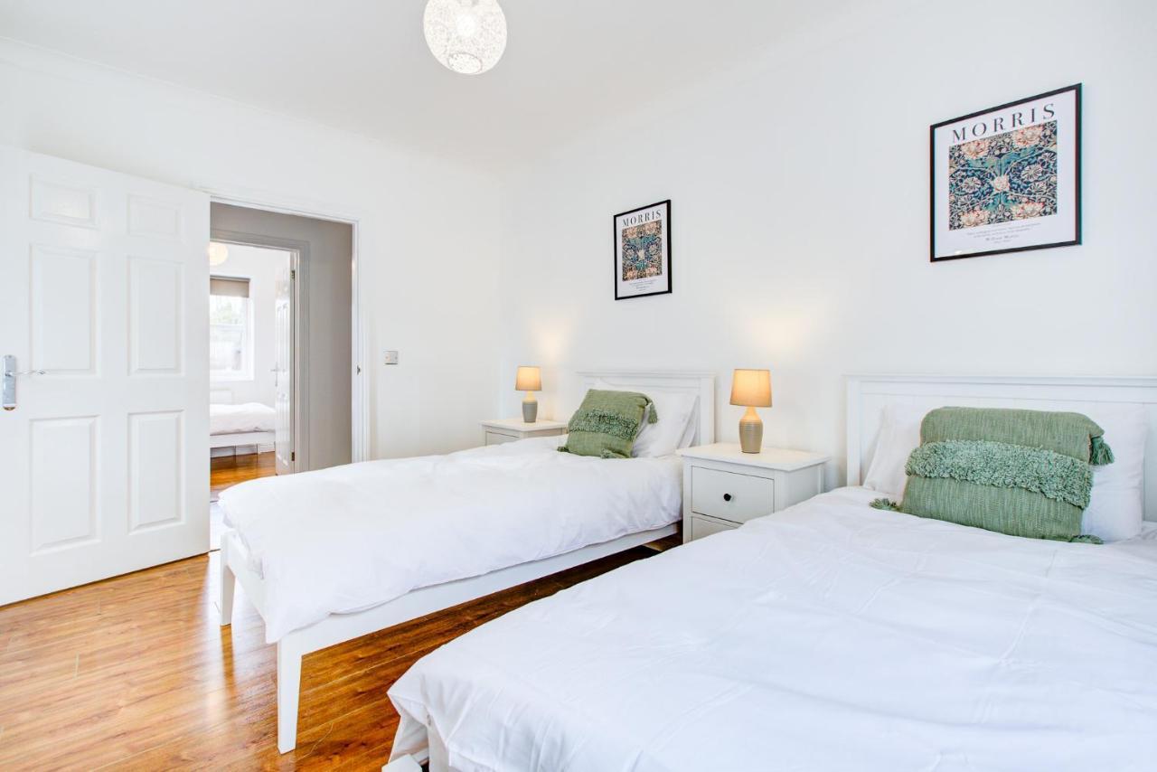 Stylish Two Bedroom Apartment With Free Parking! รอมฟอร์ด ภายนอก รูปภาพ