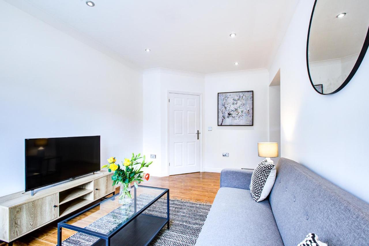 Stylish Two Bedroom Apartment With Free Parking! รอมฟอร์ด ภายนอก รูปภาพ